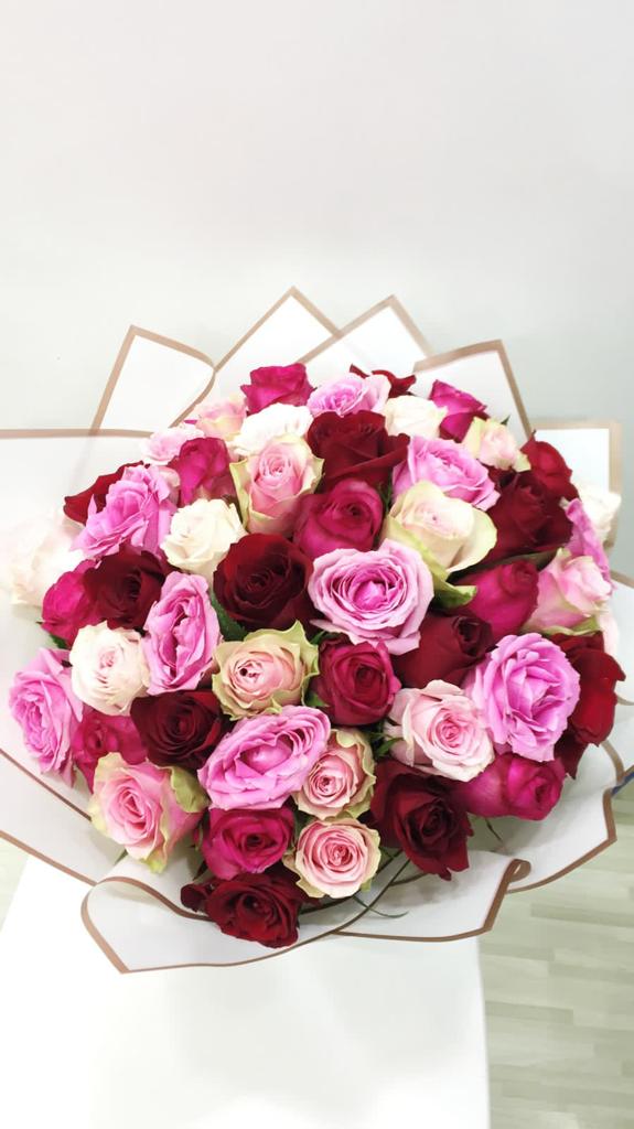 Hand Bouquet ( 50 Roses )